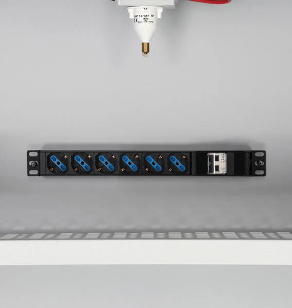 Rack de 6 prises électriques avec protection thermique pour armoire L 600