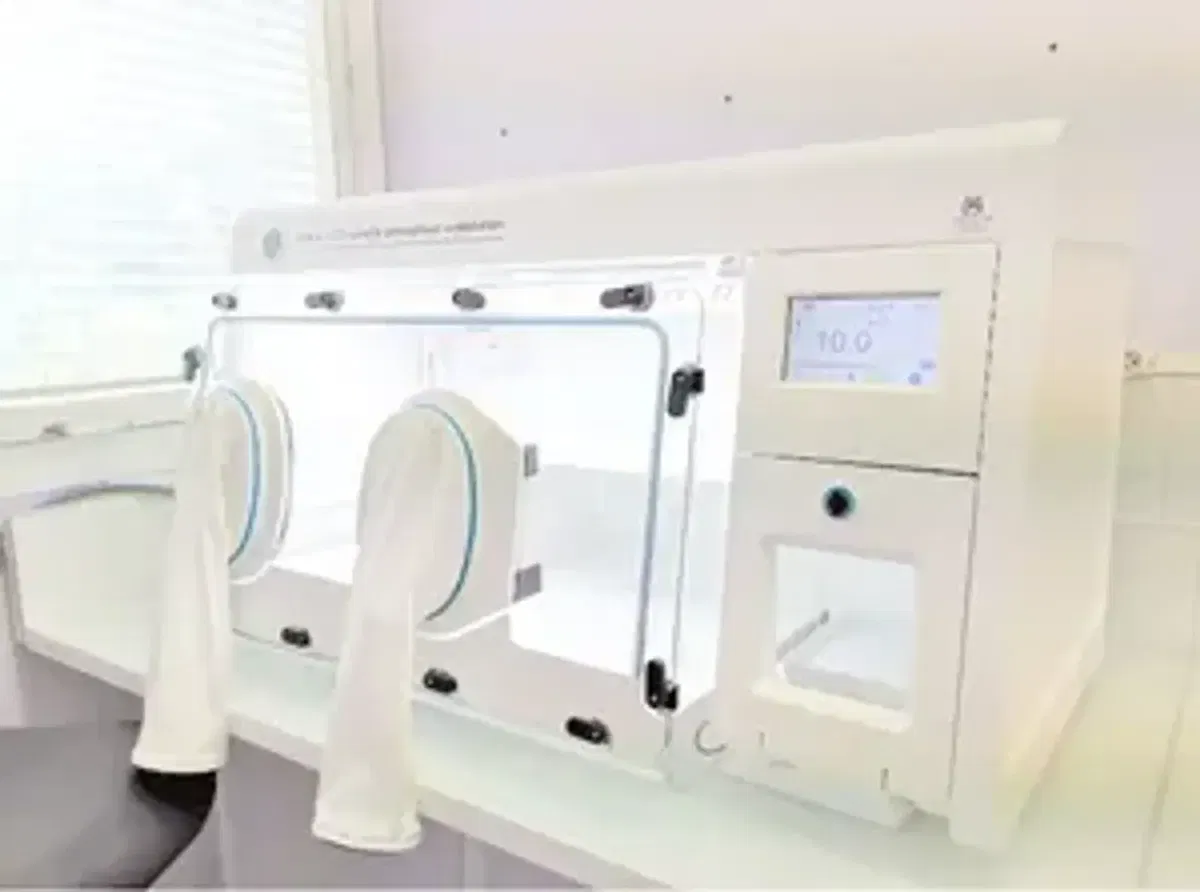 Installation d’un équipement de laboratoire réalisée par un technicien Labo and Co avec mise en service et vérification du bon fonctionnement