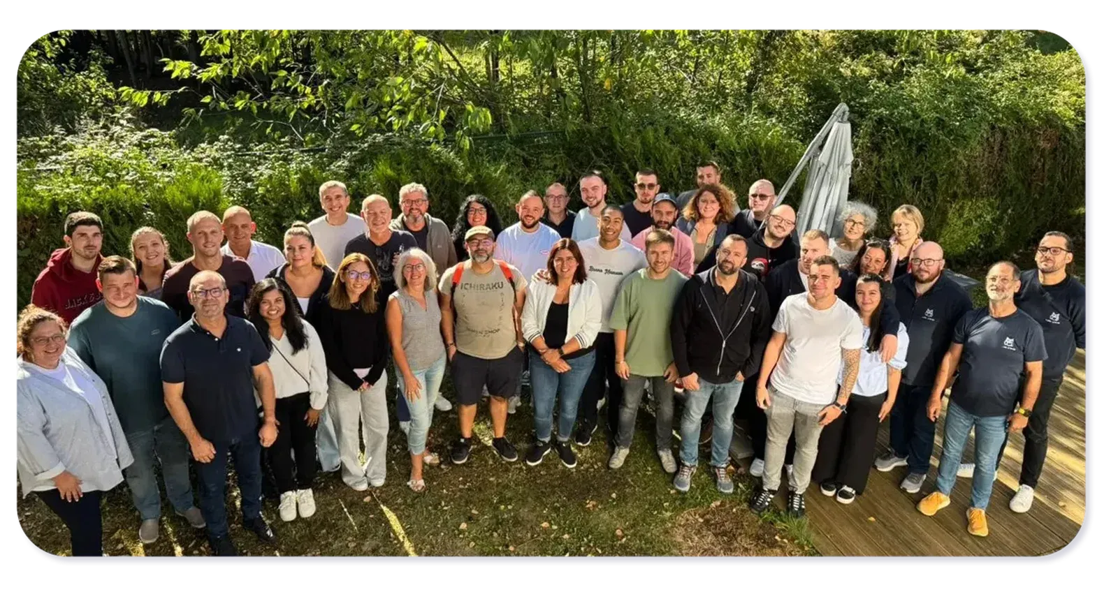 Photo de groupe réunissant les collaborateurs Labo and Co et illustrant les équipes qui accompagnent les clients au quotidien
