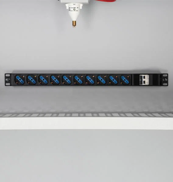 Rack de 10 prises électriques avec protection thermique pour armoire L 900 / 1100 / 1200